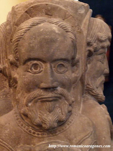 COLUMNA ESTATUA DE SAN PELAYO DE ANTEALTARES. SANTIAGO DE COMPOSTELA. DETALLE